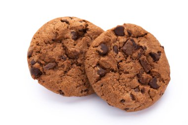 Beyaz arka planda izole edilmiş çikolatalı kurabiyeler. Tatlı bisküviler. Ev yapımı pasta.. 