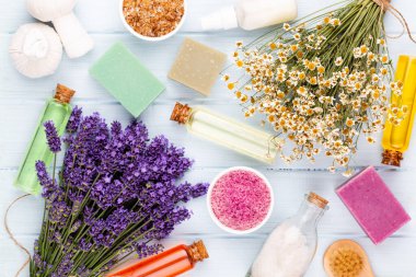 Temel yağ ve lavanta, çiçekli papatya tuzu..