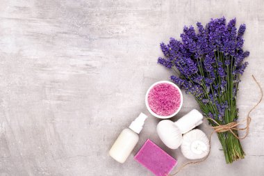 Temel yağ ve lavanta, papatya çayı deniz tuzu, spa, çiçekli üst görünüm..