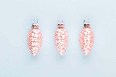 Pastel arka planda Noel süslemeleri. Noel kompozisyonu. Düz konum, üst görünüm, kopyalama alanı.