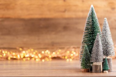 Tahtada renkli bir Noel ağacı, bokeh arka plan. Noel kutlaması konsepti. Tebrik kartı.