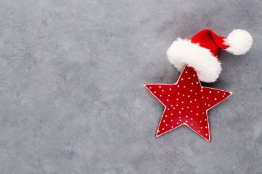 Noel yıldızı, pastel renkli arka planda dekor. Noel veya Yeni Yıl Minimum Konsept.