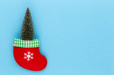 Pastel renkli arka planda Noel ağacı. Noel veya Yeni Yıl Minimum Konsept.