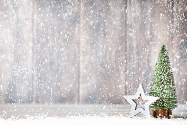 Ahşap bir arka planda altın ve yeşil Noel ağacı.