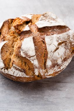 Koyu gri mutfak masasında taze pişmiş ekmek..