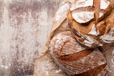 Ekmek arkaplan, üst görünüm, siyah ve çavdar somunları.