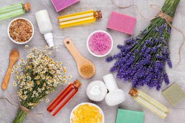 Temel yağ ve lavanta, papatya çayı deniz tuzu, spa, çiçekli üst görünüm..