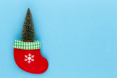 Pastel renkli arka planda Noel ağacı. Noel veya Yeni Yıl Minimum Konsept.