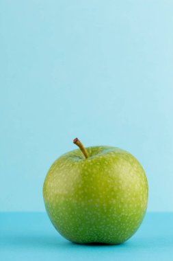 Yeşil elmalardan oluşan yaratıcı bir düzen. Düz yatıyordu. Yiyecek konsepti.