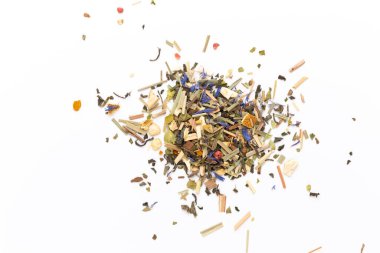 Beyaz arka planda bitki çayı. Meyve ve bitkisel, çay, zerdeçal, zencefil rengi üst görünüm. 