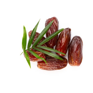 Kuru tarihler beyaz arkaplanda izole edilmiş. Üst Manzara. Düz uzanma deseni.