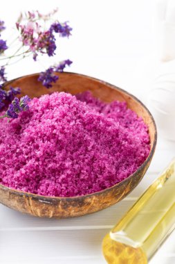 Doğal deniz tuzlu spa seti. Salon tedavisi daveti için spa konsepti veya şablonu. 