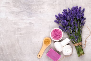 Temel yağ ve lavanta, papatya çayı deniz tuzu, spa, çiçekli üst görünüm..