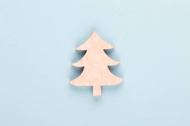 Pastel arka planda Noel süslemeleri. Noel kompozisyonu. Düz konum, üst görünüm, kopyalama alanı.