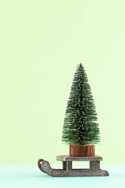 Pastel renkli arka planda Noel ağacı. Noel veya Yeni Yıl Minimum Konsept.