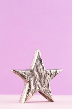 Noel yıldızı, pastel renkli arka planda dekor. Noel veya Yeni Yıl Minimum Konsept.