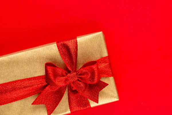 赤いテーブルの上にリボン付きのアレンジされたクリスマスギフトボックスのトップビュー — ストック写真