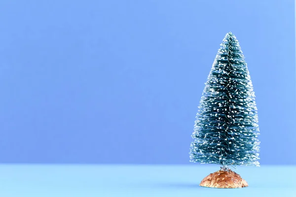 彩色照片背景上的圣诞树 圣诞或新年最小的概念 — 图库照片
