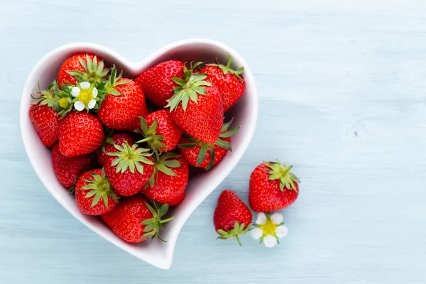 Corazón Fresa Fresas Frescas Plato Sobre Mesa Madera Blanca Vista — Foto de Stock