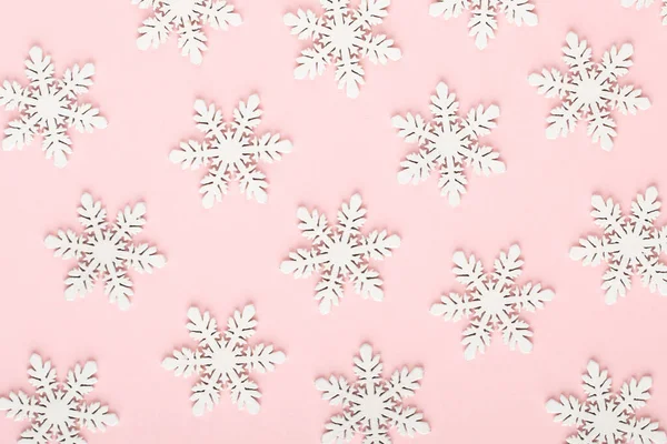 Kerst Achtergrond Witte Sneeuw Decoraties Een Roze Achtergrond — Stockfoto