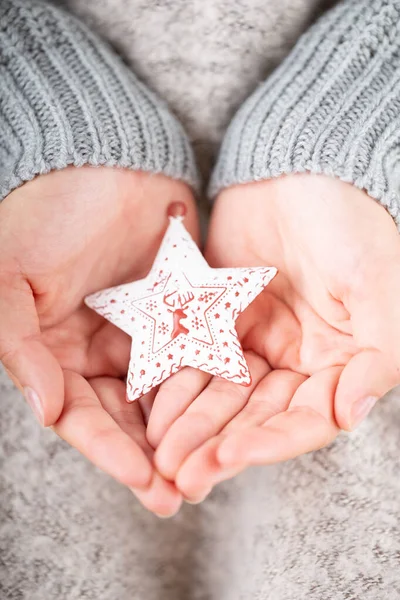 Conceito Inverno Jovens Mãos Segurando Decoração Natal Idéia Decoração Natal — Fotografia de Stock