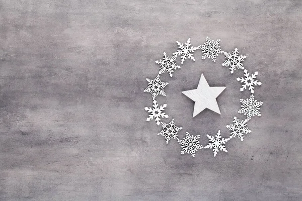 Composição Natal Flocos Neve Branca Decorações Grinalda Sobre Fundo Cinza — Fotografia de Stock