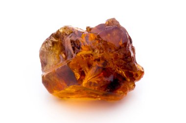 Kahverengi karamelli şeker küpü beyaz zemin üzerinde izole.