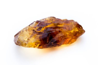 Kahverengi karamelli şeker küpü beyaz zemin üzerinde izole.