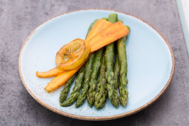 Brokoli, limon ve havuçlu kızarmış kuşkonmaz..