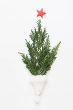 Noel tebrik kartı. Beyaz ahşap arka planda dekorasyon. Yeni yıl konsepti. Uzayı kopyala Düz yatıyordu. Üst görünüm.