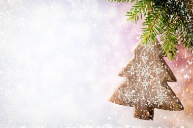 Gri arka planda Noel süslemeleri olan ladin dalı.