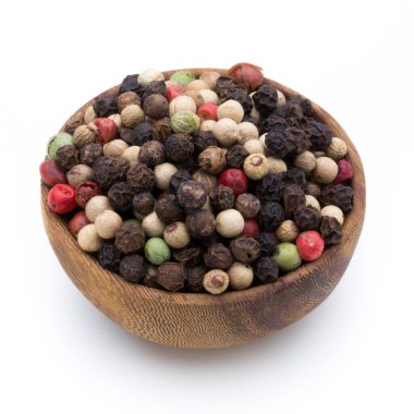 Beyaz arka planda kaşıkta biber tohumu.