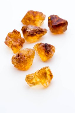 Kahverengi karamelli şeker küpü beyaz zemin üzerinde izole.