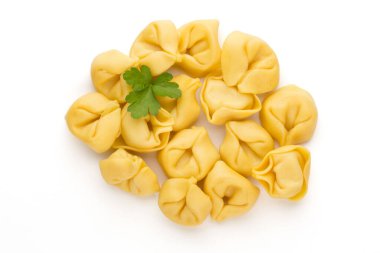 Ev yapımı makarna, çiğ otlu tortellini..