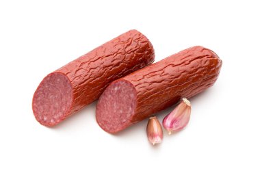 Salam dilimleri. Beyaz bir arka planda izole edilmiş. sosis kesimi.