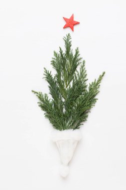 Noel tebrik kartı. Beyaz ahşap arka planda dekorasyon. Yeni yıl konsepti. Uzayı kopyala Düz yatıyordu. Üst görünüm.