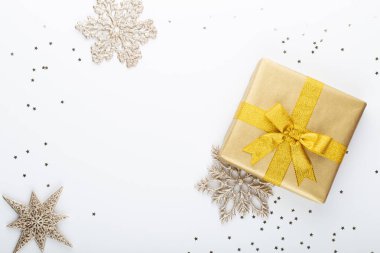 Noel afişi. Arka plan Xmas tasarımı, gerçekçi hediye kutuları ve parıltılı konfetilerle. Yatay Noel posteri, tebrik kartları.