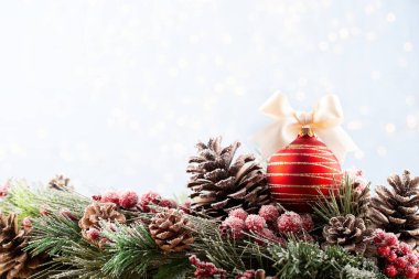 Noel ve Yeni Yıl tatilleri boktan bir geçmiş. Noel Dekorasyon Sancağı- Karlı Çam Kozalakları ve Yılbaşı Işıkları. Noel arkaplanında kar köknarı ağacı var. Metnin için kopyalama alanı olan üst görünüm. 