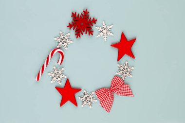 Noel kompozisyonu. Mavi arka planda Noel çelengi. Düz konum, üst görünüm, kopyalama alanı