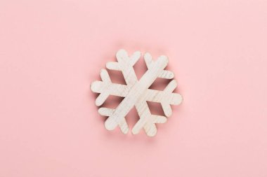 Soyut Noel dekoru. Yılbaşı tatili konsepti en az pembe arkaplan.