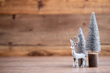 Tahtada renkli bir Noel ağacı, bokeh arka plan. Noel kutlaması konsepti. Tebrik kartı.