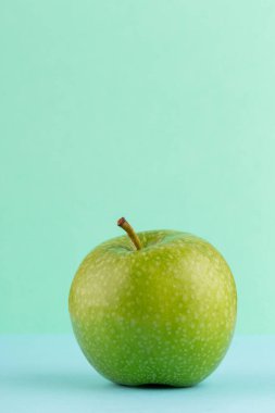 Yeşil elmalardan oluşan yaratıcı bir düzen. Düz yatıyordu. Yiyecek konsepti.