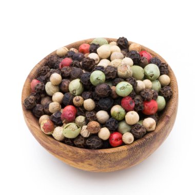 Beyaz arka planda kaşıkta biber tohumu.