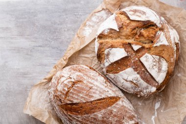 Ekmek arkaplan, üst görünüm, siyah ve çavdar somunları.