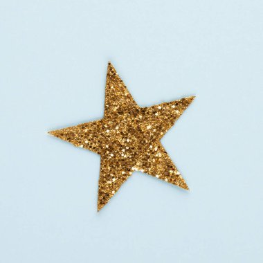 Pastel arka planda Noel süslemeleri. Noel kompozisyonu. Düz konum, üst görünüm, kopyalama alanı.