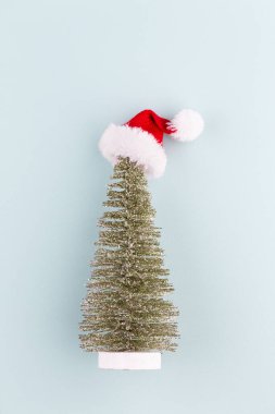 Pastel renkli arka planda Noel ağacı. Noel veya Yeni Yıl Minimum Konsept.