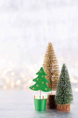 Gümüş üzerinde Noel ağacı, bokeh arkaplan.