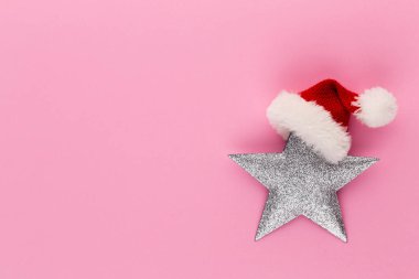 Noel yıldızı, pastel renkli arka planda dekor. Noel veya Yeni Yıl Minimum Konsept.