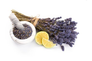 Lavanta ve turuncu doğal kozmetik ürünleri, beyaz arka planda ev yapımı spa için limon..