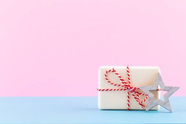 Pastel arka planda Noel hediyesi kutuları.